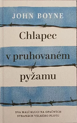 Chlapec v pruhovaném pyžamu