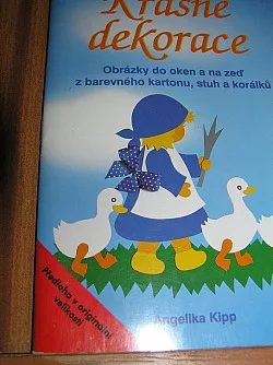 Krásné dekorace obrázky do oken a na zeď z barevného kartonu, stuh a korálků