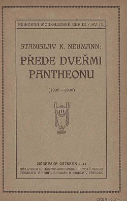 Přede dveřmi Pantheonu