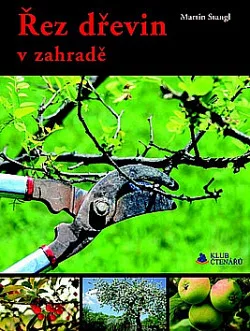 Řez dřevin v zahradě