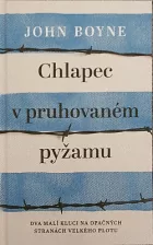 Chlapec v pruhovaném pyžamu