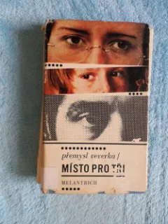 Místo pro tři