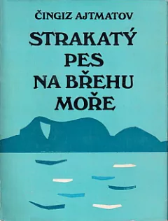 Strakatý pes na břehu moře